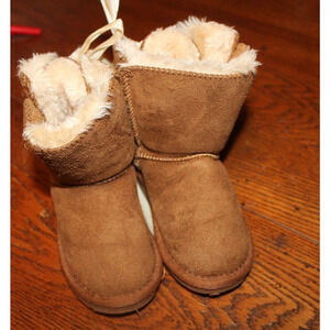 APRES BY LAMO TODDLER SUEDE BOOTS-SIZE 8C
